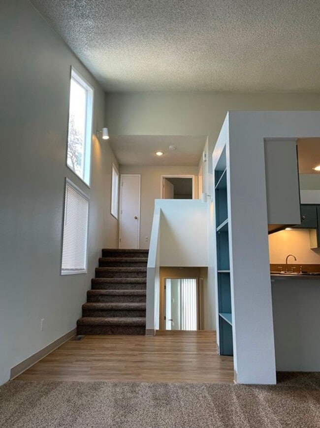 Building Photo - 2 bedroom townhouse