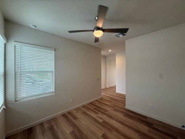 Foto del edificio - 624 N Vine St