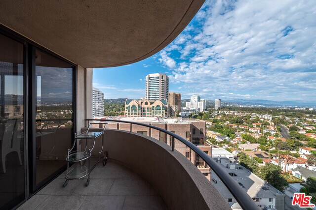 Building Photo - 10560 Wilshire Blvd