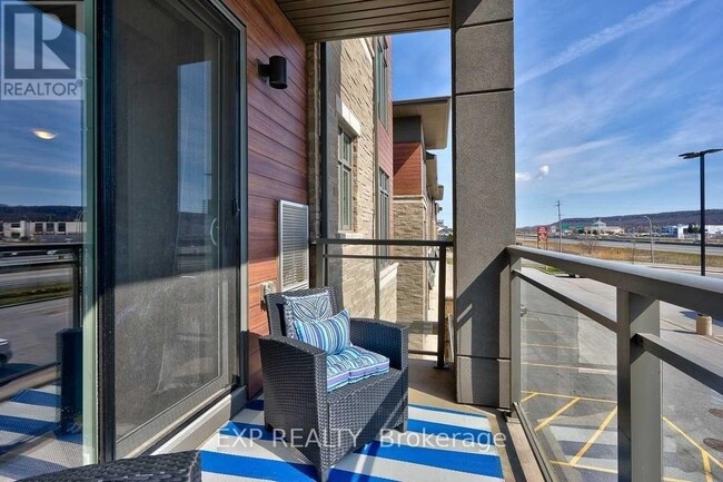 Photo du bâtiment - 520 N Service Rd