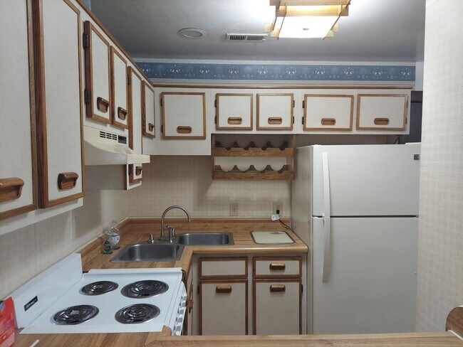 Building Photo - 1 BED 1 BATH CONDO