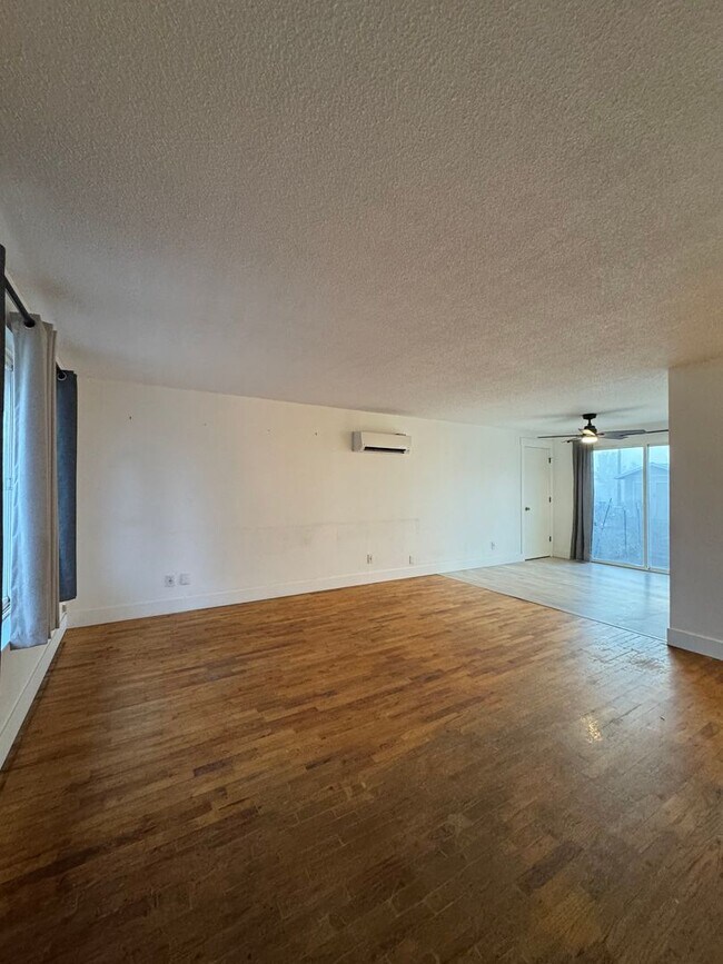 Foto del edificio - Spacious 4-Bedroom Home with Garage & Fenced Yard