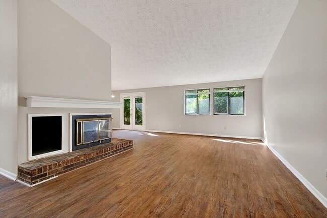 Building Photo - Beautifully Home with Large Backyard & 2-Car Garage in York Subdivision