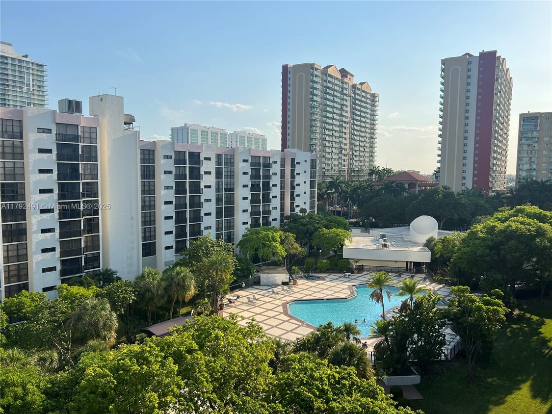 Foto principal - 17011 N Bay Rd