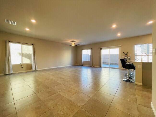 Foto del edificio - Nearly New 4 Bd, 2.5 Bth, Greatroom, Enter...