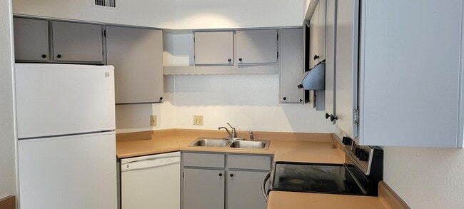 Foto del edificio - East Side 2 Story Condo Available Now!