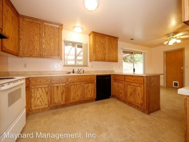 Building Photo - 1255 Oak Park Dr