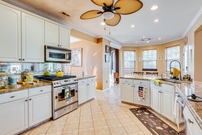 Foto del edificio - 14 Normandy Dr