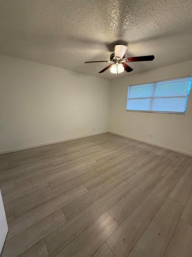 Foto del edificio - 7925 Colony Cir S