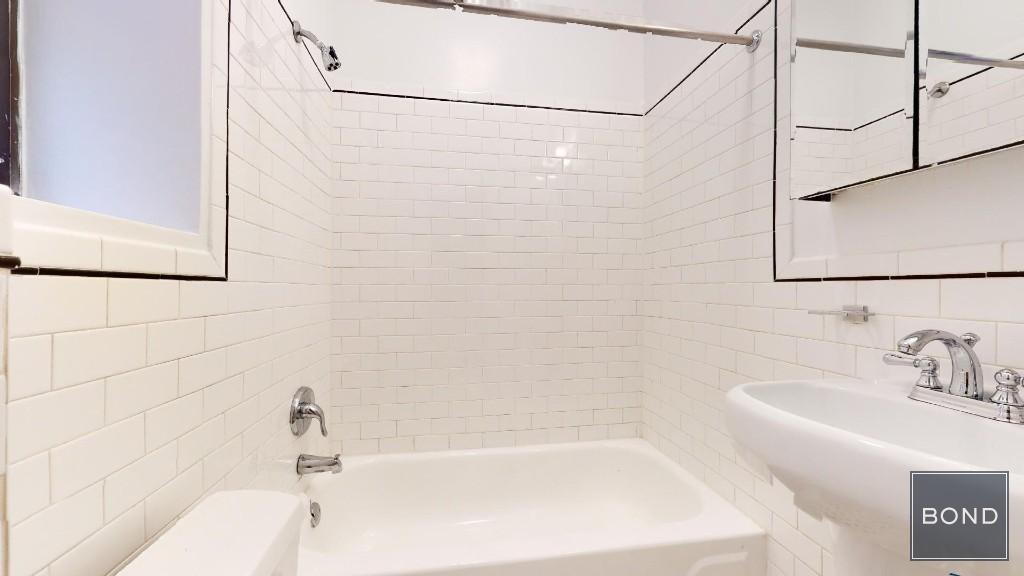 Foto del edificio - 305 W 45th St