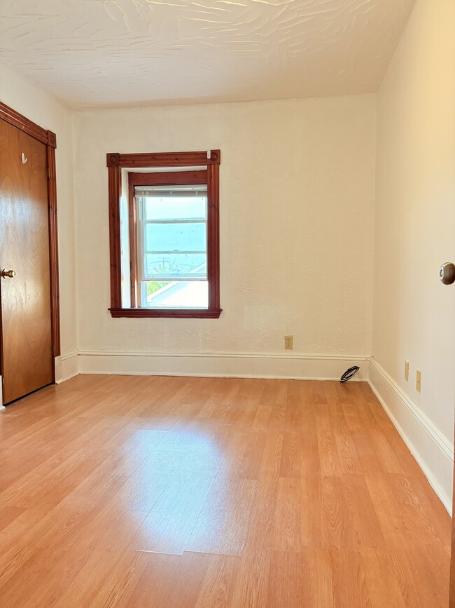 medium-size bedroom - 31 Temple St