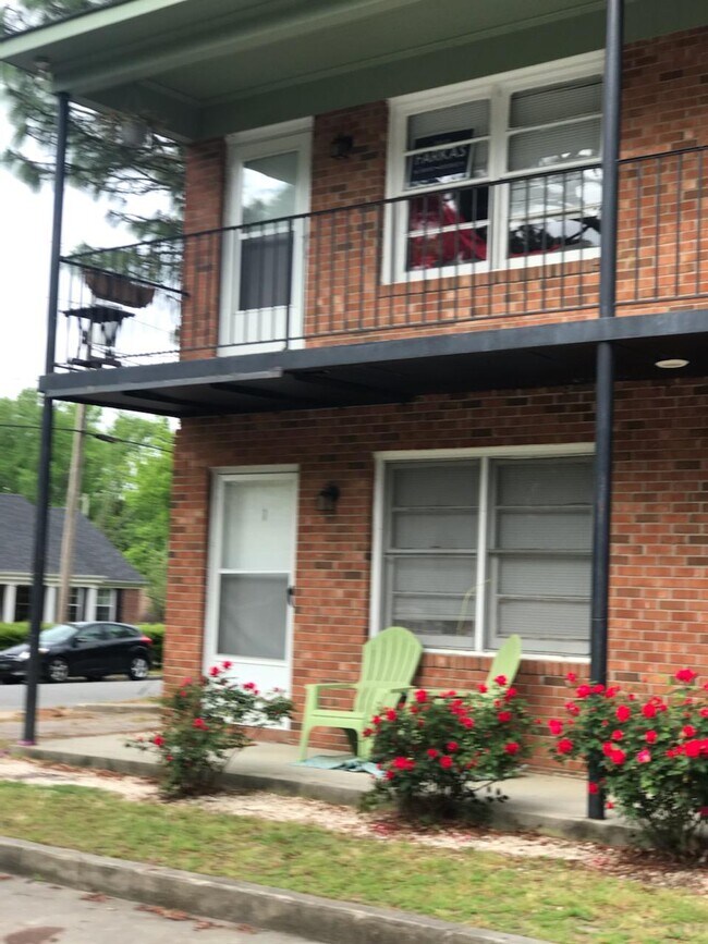 Afuera - 1803 E 6th St