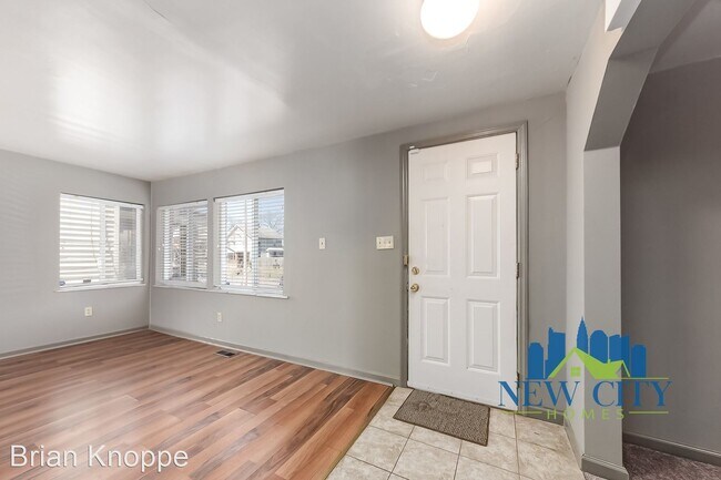 Building Photo - 2 br, 1.5 bath House - 879 E 4th Avenue