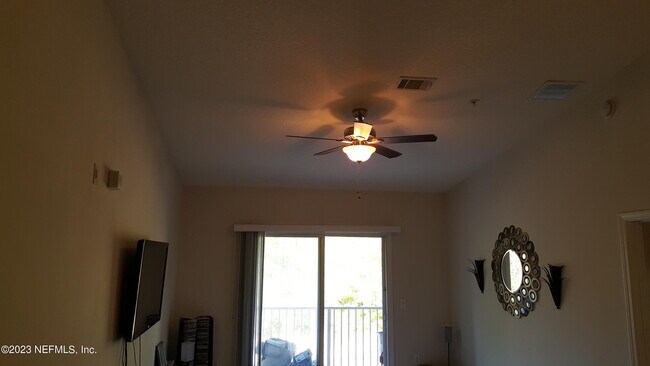 Foto del edificio - 7920 Merrill Rd