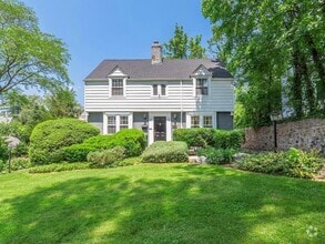 Building Photo - 221 Manhasset Ave
