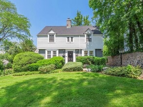 Building Photo - 221 Manhasset Ave