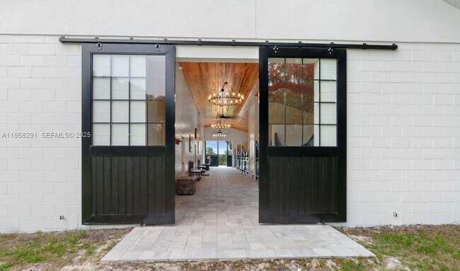 Foto del edificio - 20925 NW 100th Avenue Rd