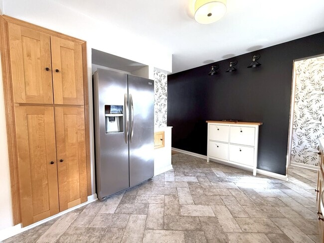 Building Photo - Gorgeous 3-bedroom single family home - Av...