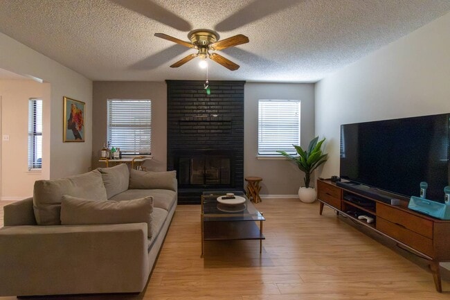 Building Photo - 1609 Ronstan Dr