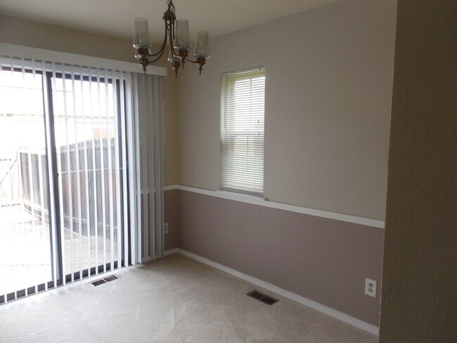 Foto del edificio - 8013 Lexington Park Dr