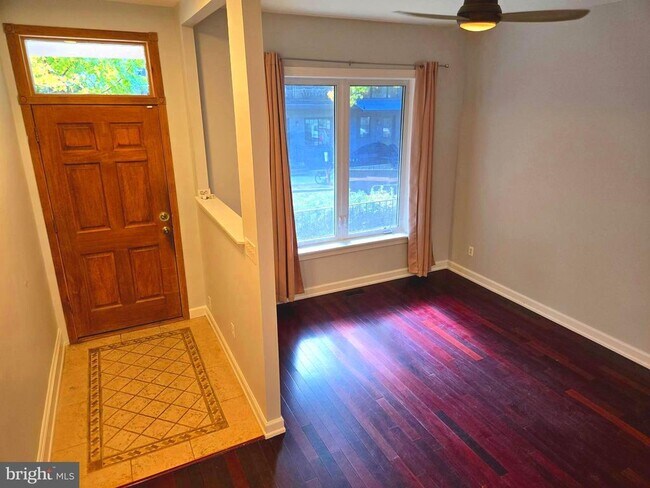 Foto del edificio - 757 Girard St NW