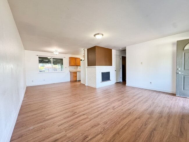 Building Photo - 4 bed rambler in HUGE lot