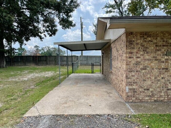 Building Photo - 2 Bedroom 1 Bath Duplex in West Tyler!