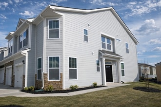 Building Photo - 381 Creekview Rd