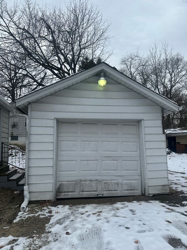 Building Photo - 4 Bed / 2 Bath Fully Updated Home on Corner Lot!