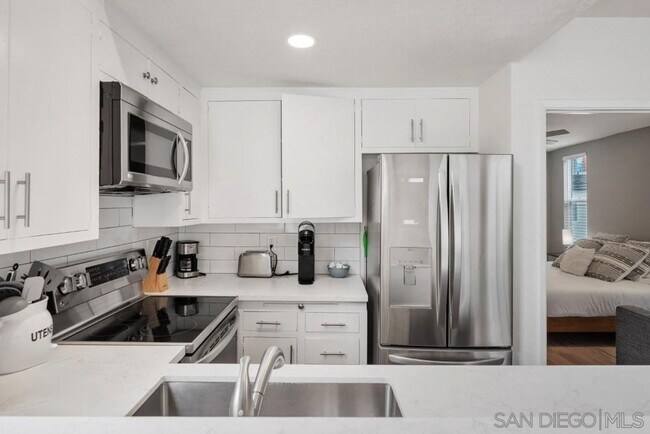 Foto del edificio - Stunning 3 Bedroom 2 Bath Beachside Gem!