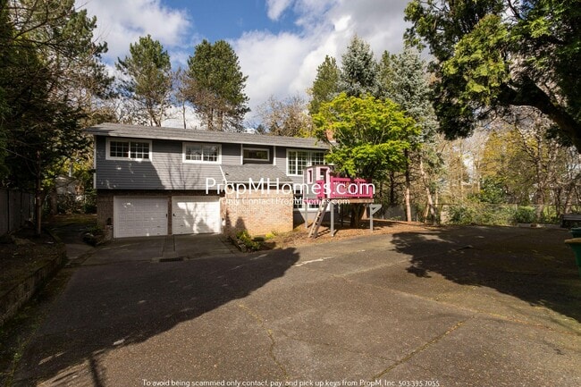Photo - Secluded Nature Retreat: 4 Bedrooms! House