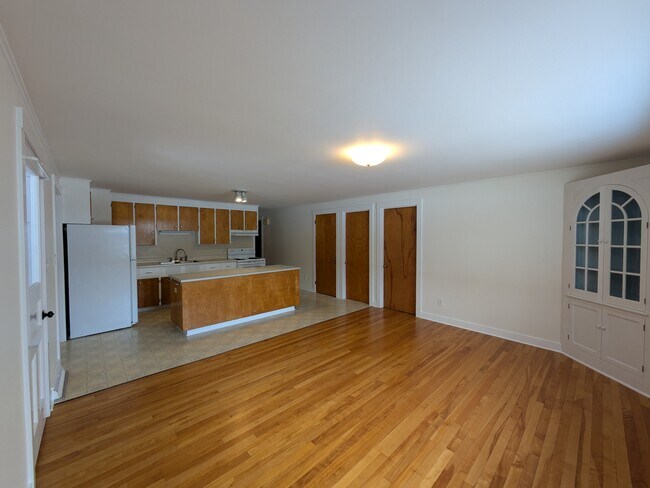 cocina espaciosa y soleada - 53 Dummerston Station Rd