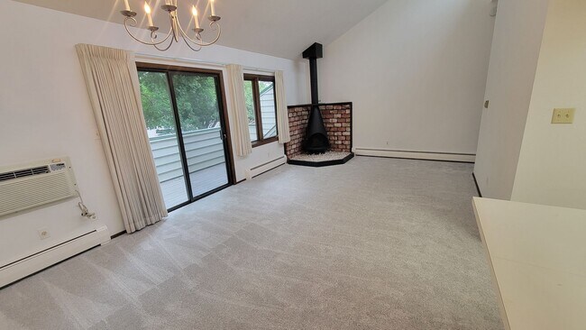 Foto del edificio - Spacious 2 Bedroom Split-Level in North Bo...
