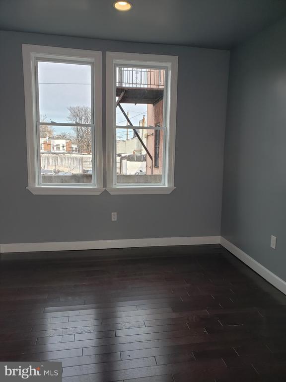 Foto del edificio - 5329 Woodland Ave