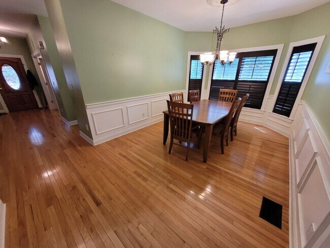 Building Photo - $4200 - 4 Bed / 2.5 Bath Single Family Home in Merrimack on a Cul-de-sac!