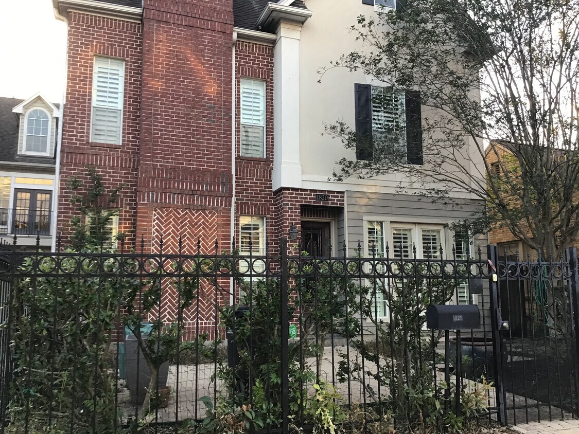 curb appeal galore - 1820 Dunlavy St