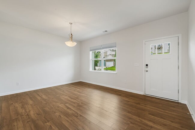 Comedor/sala flexible - 206 Marathon Ln