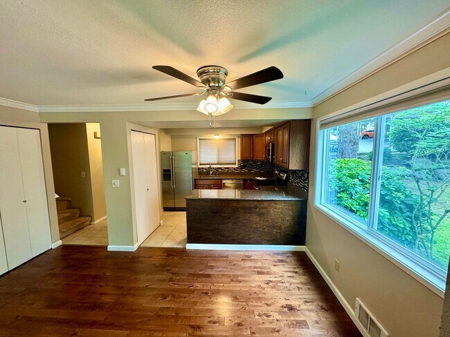 Building Photo - Cozy 3-Bedroom Townhouse in Desirable Both...