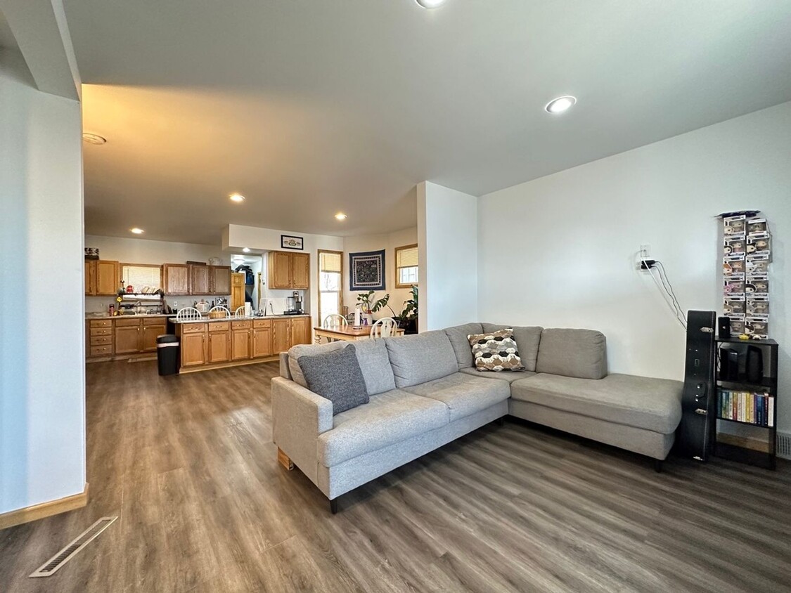 Foto principal - AVAILABLE JUNE/JULY - Remodeled 3 Bed 1.5 ...