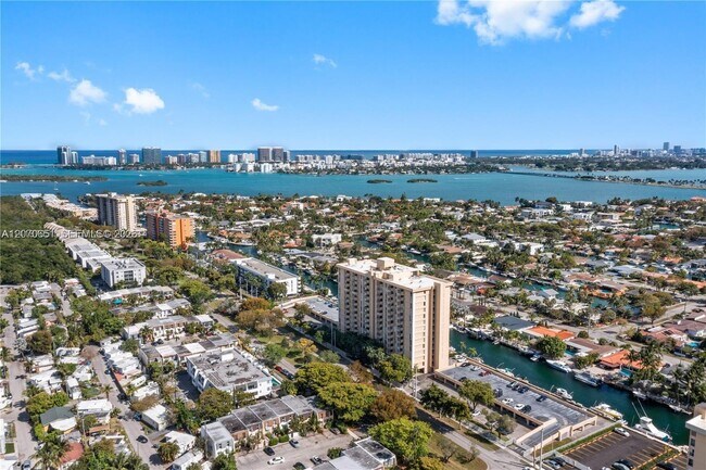 Foto del edificio - 2350 NE 135th St