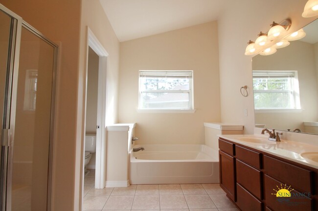 Building Photo - Charming 3 Bedroom Home in Plantation at S...