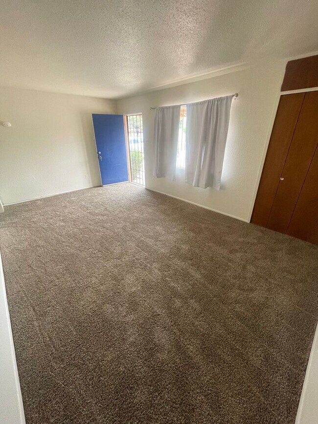 Building Photo - Nice 3 Bedroom/1.75 Bath home located off ...