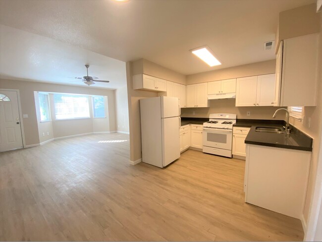 Building Photo - 350 La Mesa Ct