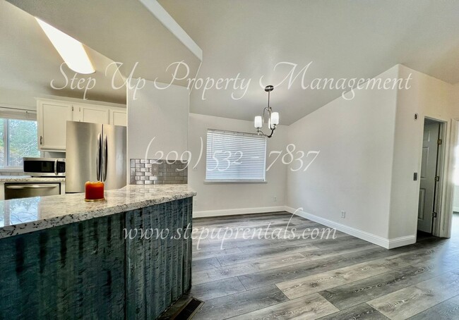 Building Photo - Beautifully Updated 2 Bedroom 2 Bathroom H...