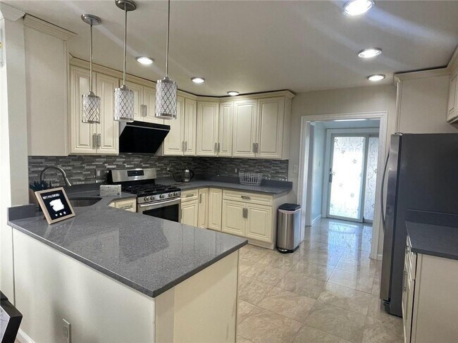 Foto del edificio - 1755 E 35th St
