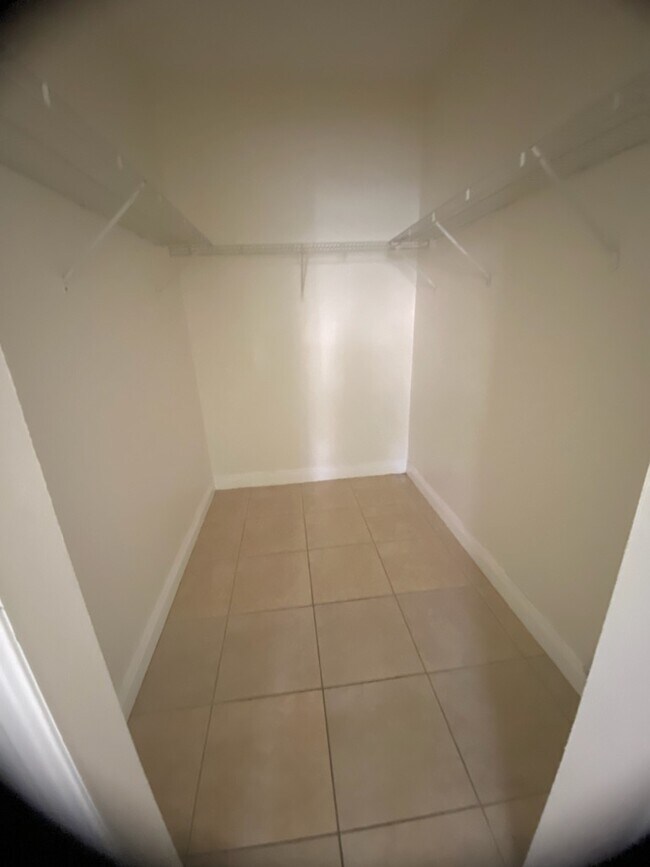 Foto del edificio - 1652 SE 28th St