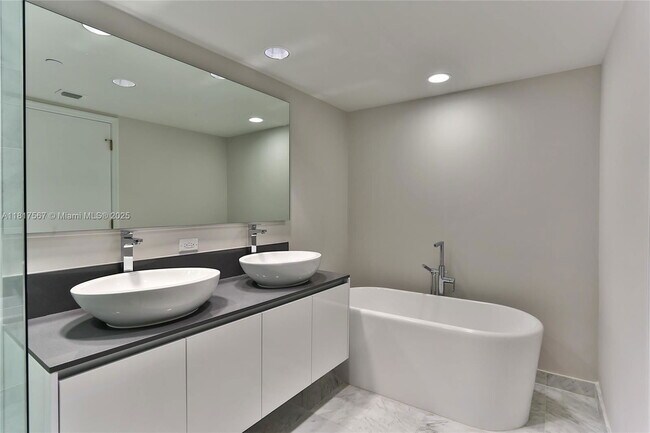 Foto del edificio - 9821 E Bay Harbor Dr