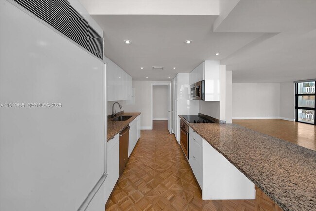 Foto del edificio - 1111 Crandon Blvd