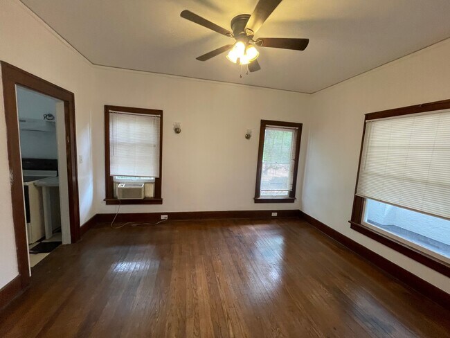 Foto del edificio - 2635 W University Ave