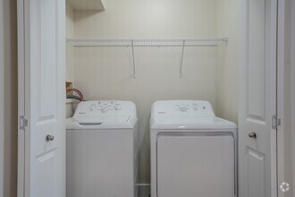 2BR, 1BA - 777SF - Golfview Apartments
